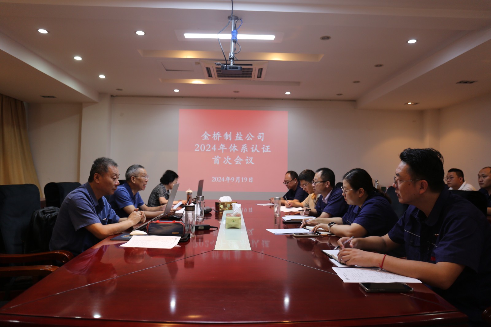 近日，金橋制鹽公司通過北京世標認證中心審核，給予食品安全管理體系、環(huán)境管理體系和職業(yè)健康安全管理體系認證“保持認證資格”的監(jiān)督審核結(jié)論，給予質(zhì)量管理體系認證“再次注冊”的再認證審核結(jié)論。通過審核，是對公司精細化管理成果的檢驗，促進公司內(nèi)控管理水平持續(xù)提升。（李曉月）